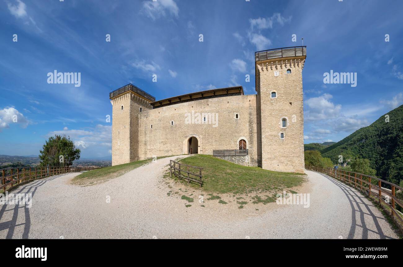 Spoleto, Italie. Entrée à Rocca di Spoleto (Rocca Albornoziana) - forteresse médiévale située au sommet de la colline de Sant'Elia Banque D'Images