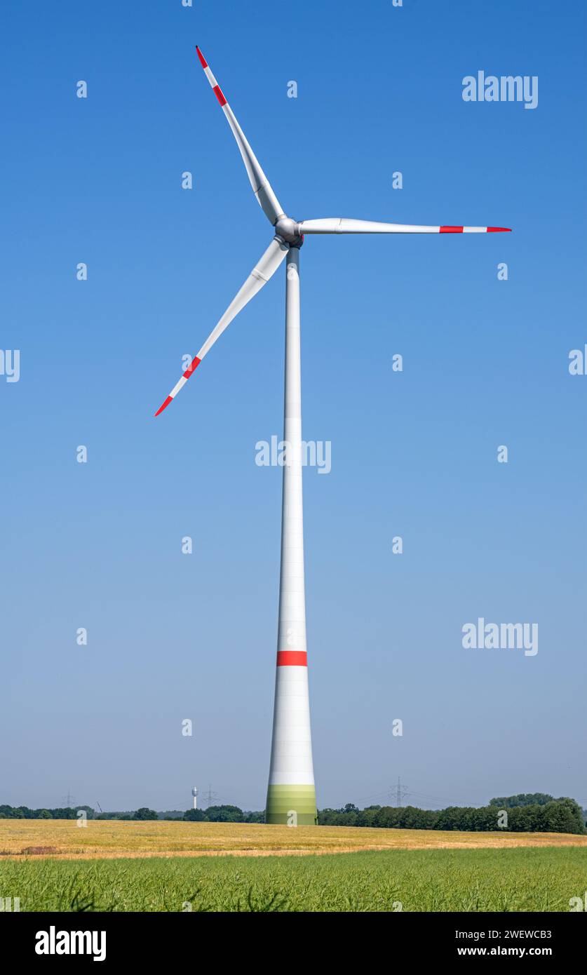 Éolienne moderne vue dans l'Allemagne rurale Banque D'Images