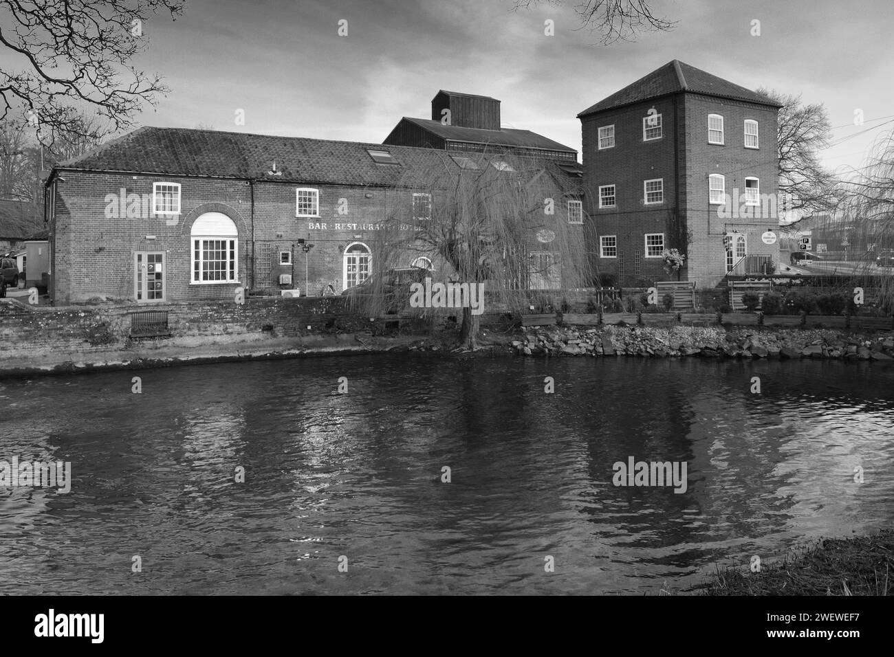 Le Wensum Lodge Hotel sur la rivière Wensum, ville de Fakenham, comté de Norfolk, Angleterre, Royaume-Uni Banque D'Images