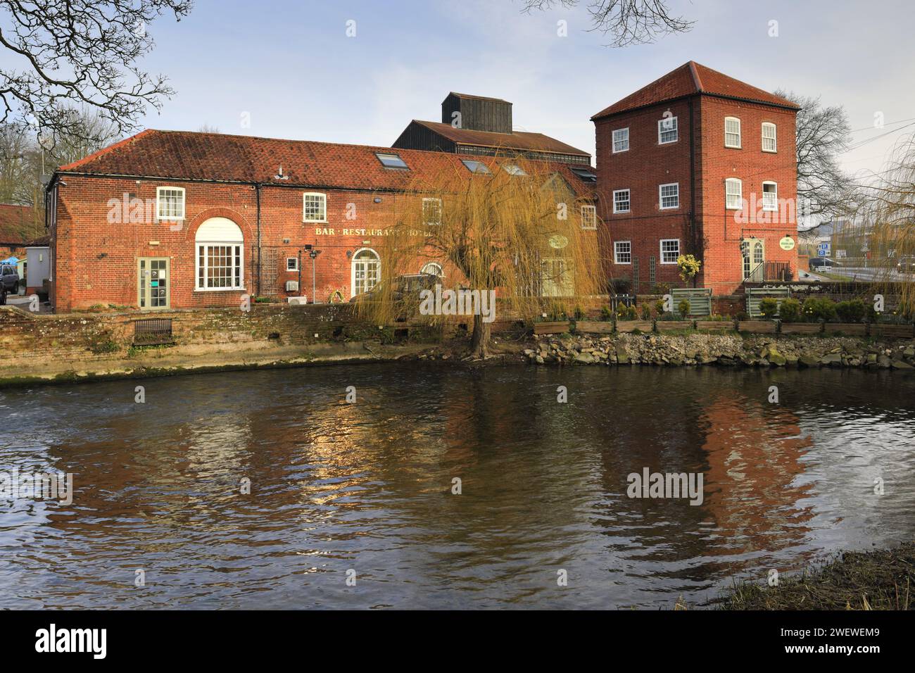 Le Wensum Lodge Hotel sur la rivière Wensum, ville de Fakenham, comté de Norfolk, Angleterre, Royaume-Uni Banque D'Images