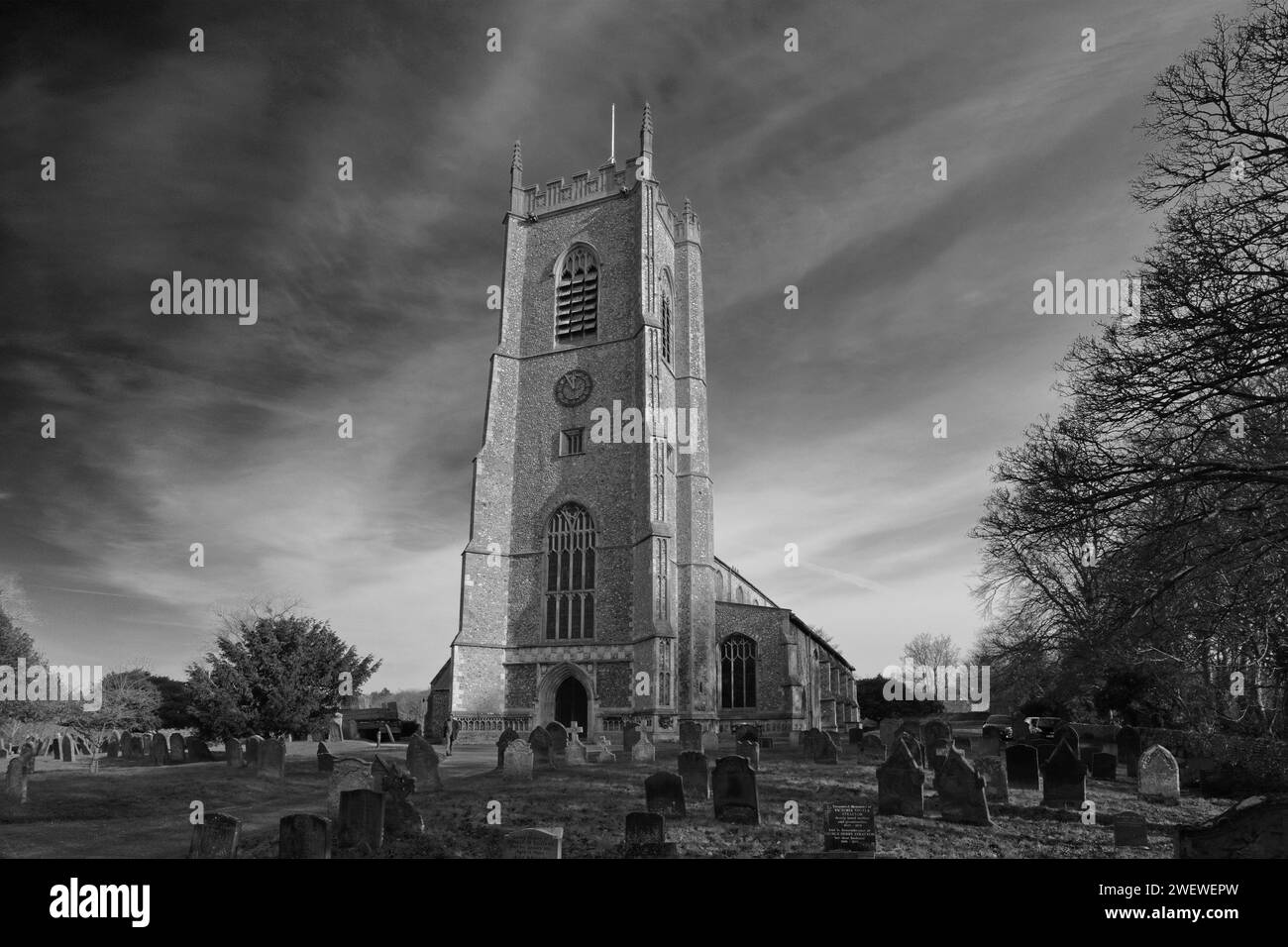 Vue sur l'église St Nicholas, le village de Blakeney, North Norfolk Coast, Angleterre Banque D'Images