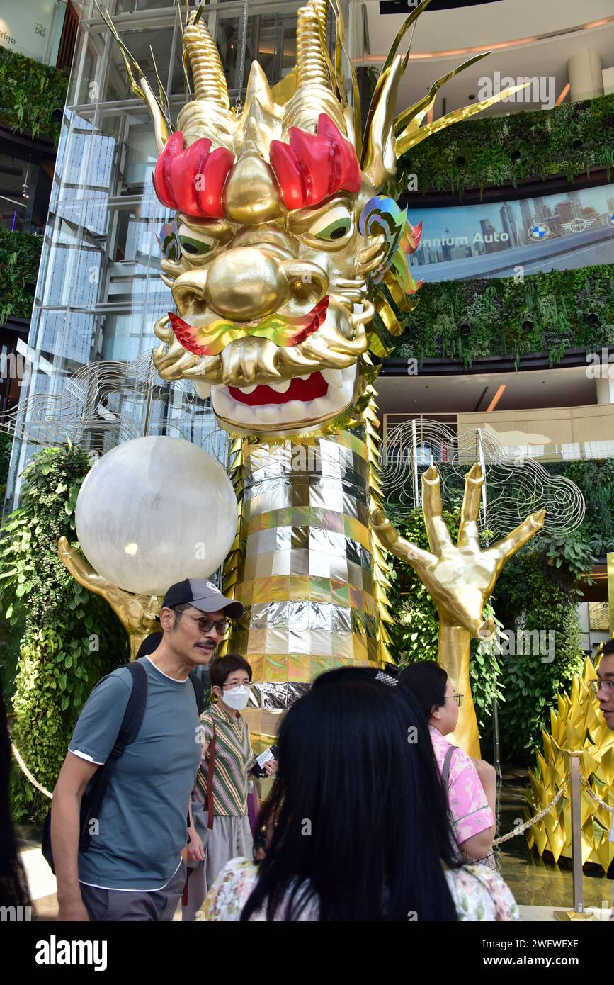 Une grande figure de dragon accueille les acheteurs au centre commercial Siam Mall ou Siam Paragon, un grand centre commercial dans le centre de Bangkok, en Thaïlande, en Asie du Sud-est. Dans la culture chinoise 2024 est l'année du dragon de bois. Le nouvel an chinois 2024 tombera le samedi 10 février 2024, commençant une année du Dragon de Bois. Banque D'Images