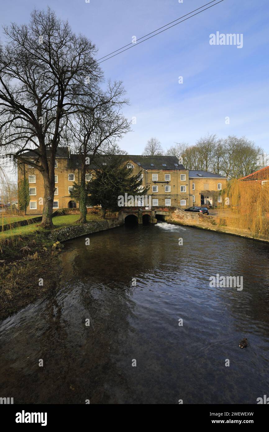 Moulin de Fakenham sur la rivière Wensum, ville de Fakenham, comté de Norfolk, Angleterre, Royaume-Uni Banque D'Images