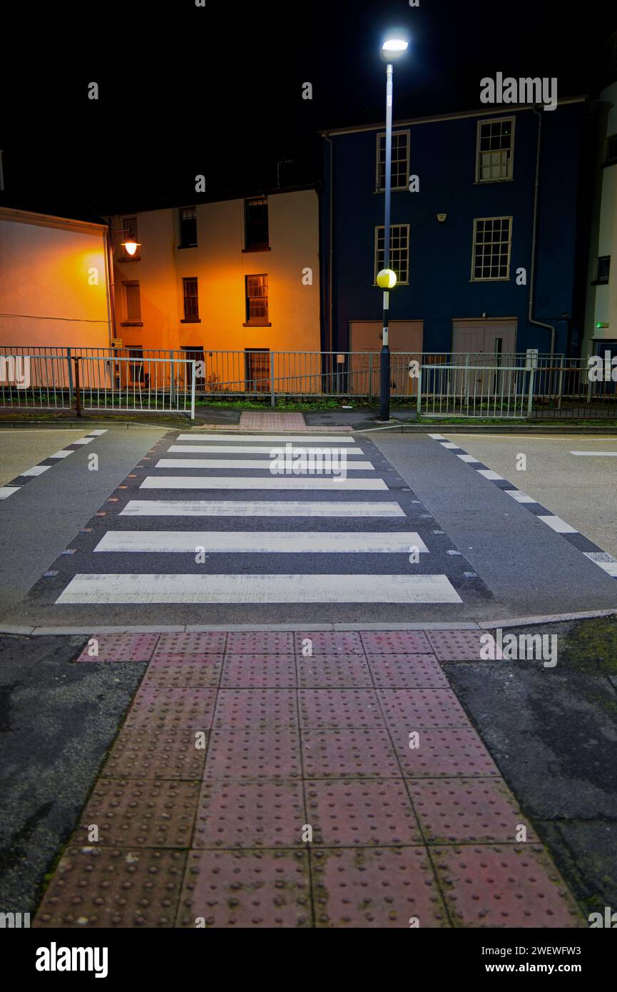 Zebra Crossing la nuit avec Belisha Beacons à chaque extrémité Personne. Banque D'Images