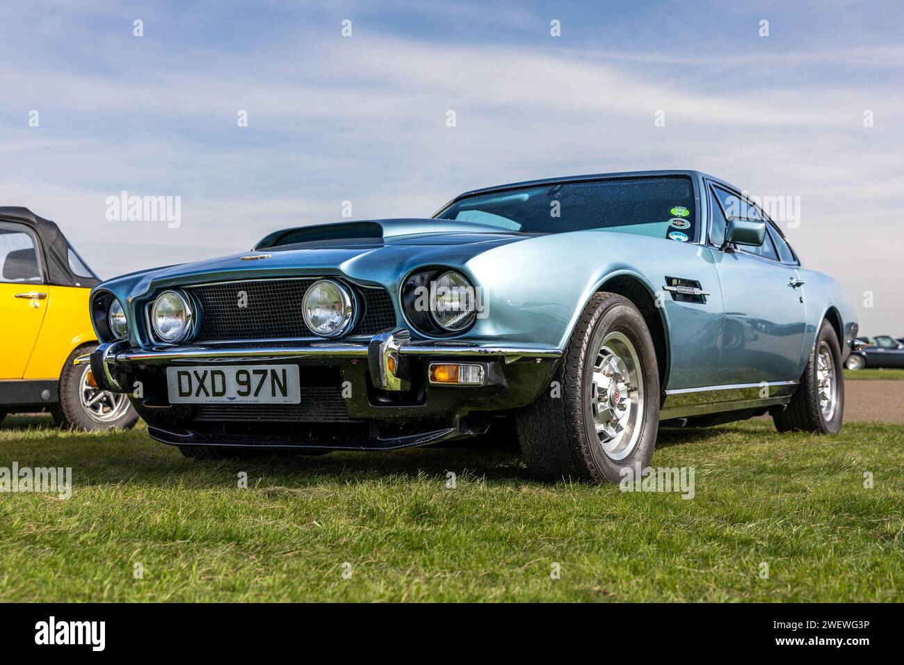 Aston Martin V8 1974, exposée au Bicester Heritage Scramble le 8 octobre 2023. Banque D'Images