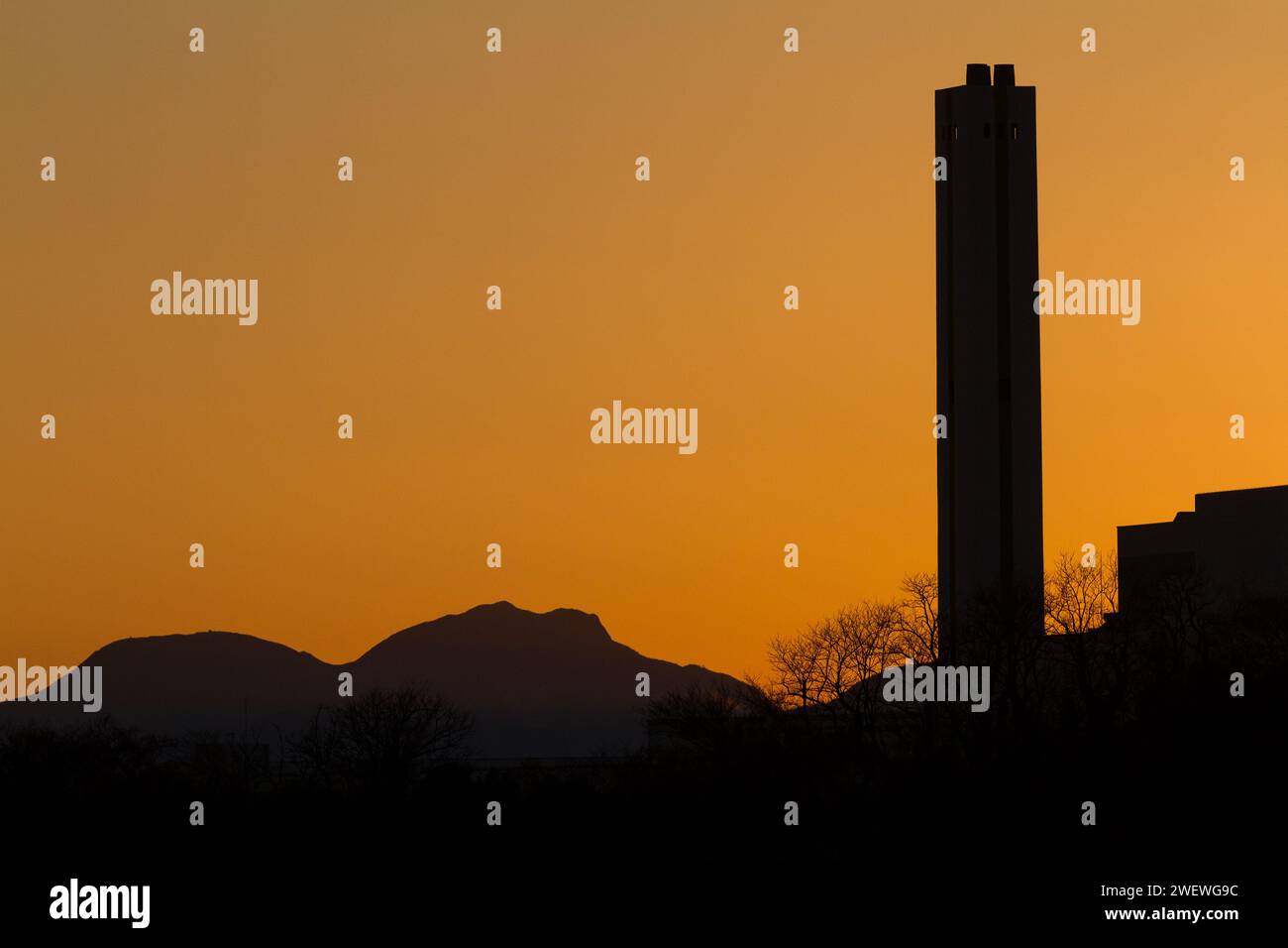 Silhouette d'une grande cheminée dans une usine de recyclage sur la rivière Sagami, Atsugi, Kanagawa, Japon. Banque D'Images
