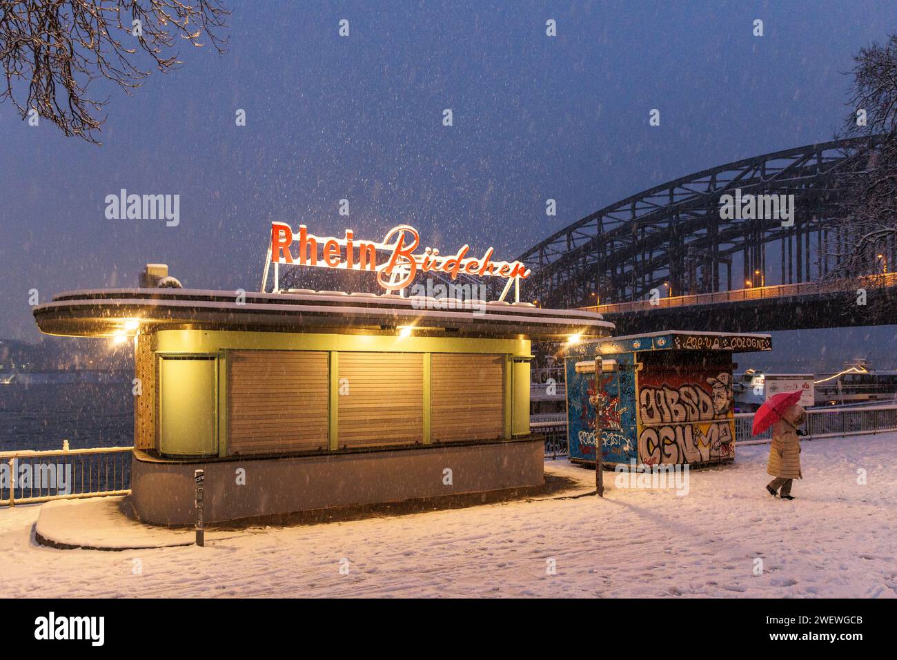 Un kiosque fermé sur la promenade enneigée du Rhin près du pont Hohenzollern, neige, Cologne, Allemagne. 17.01.2024 geschlossenes Buedchen an der verschneiten RH Banque D'Images