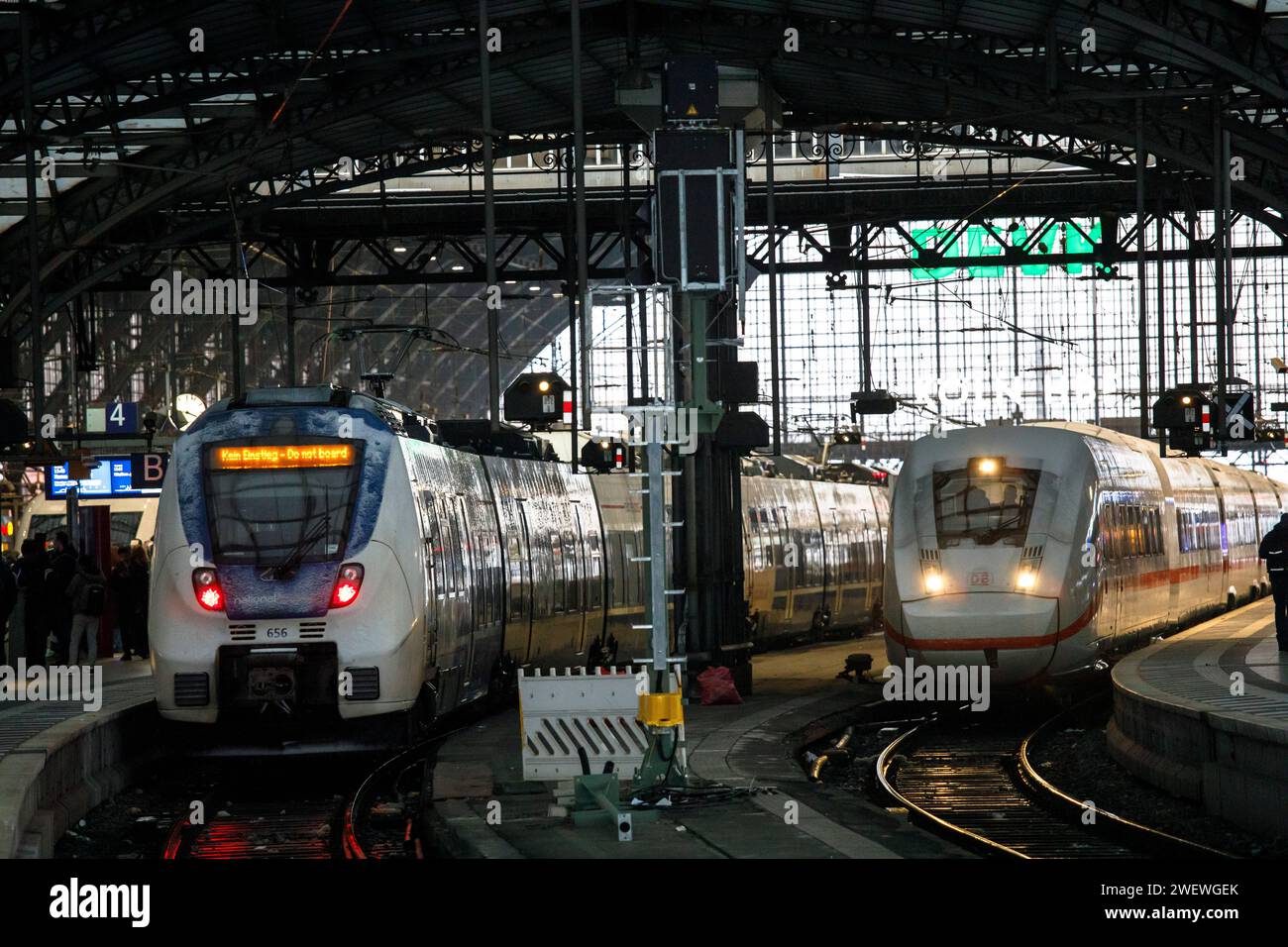 Train National Express et train à grande vitesse ICE 4 de Deutsche Bahn à la gare principale, Cologne, Allemagne. National Express Zug und Deutsche Bahn Hoch Banque D'Images
