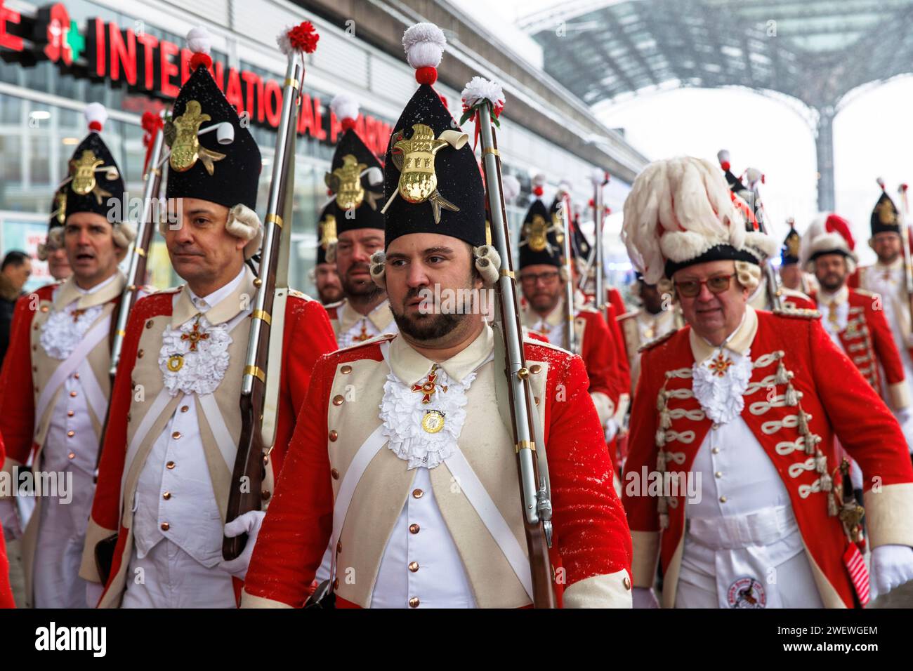 Bande de marche de la Rote Funken (une société de carnaval) sur la Breslauer Platz en face de la gare centrale, hiver, neige, Cologne, Allemagne. Spielmannszu Banque D'Images