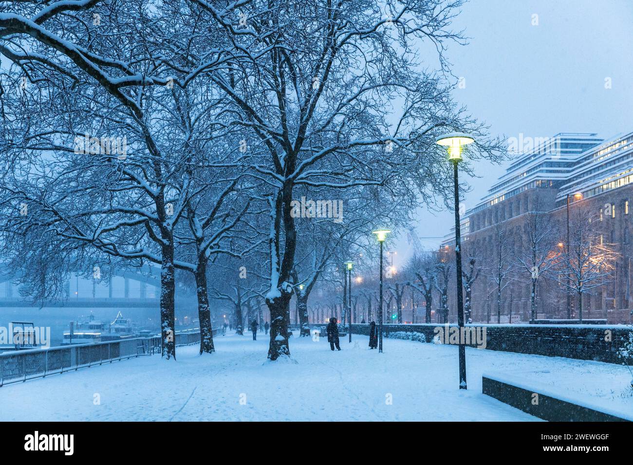 Hiver à la rue Konrad-Adenauer-Ufer quartier Altstadt-Nord, sur la droite l'immeuble de bureaux Neue Direktion, neige, Cologne, Allemagne. Janvier 17. Banque D'Images