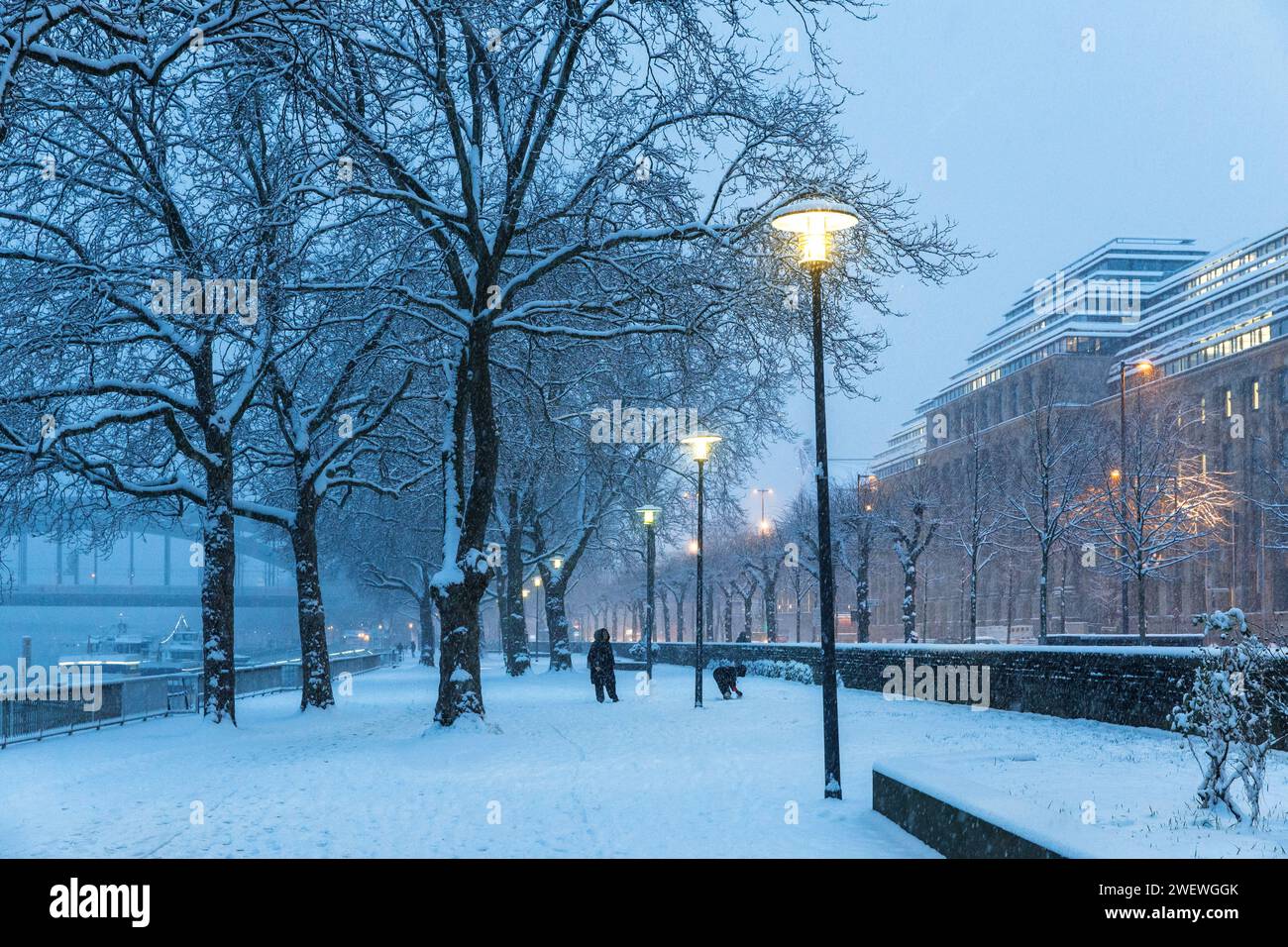 Hiver à la rue Konrad-Adenauer-Ufer quartier Altstadt-Nord, sur la droite l'immeuble de bureaux Neue Direktion, neige, Cologne, Allemagne. Janvier 17. Banque D'Images