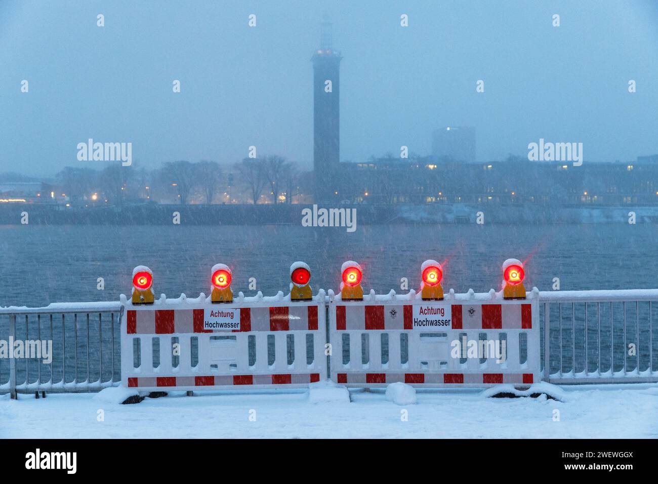 La promenade enneigée du Rhin à la rue Konrad-Adenauer-Ufer quartier Altstadt-Nord, vue sur l'ancienne tour de foire commerciale à Deutz, panneaux de barrière, Banque D'Images