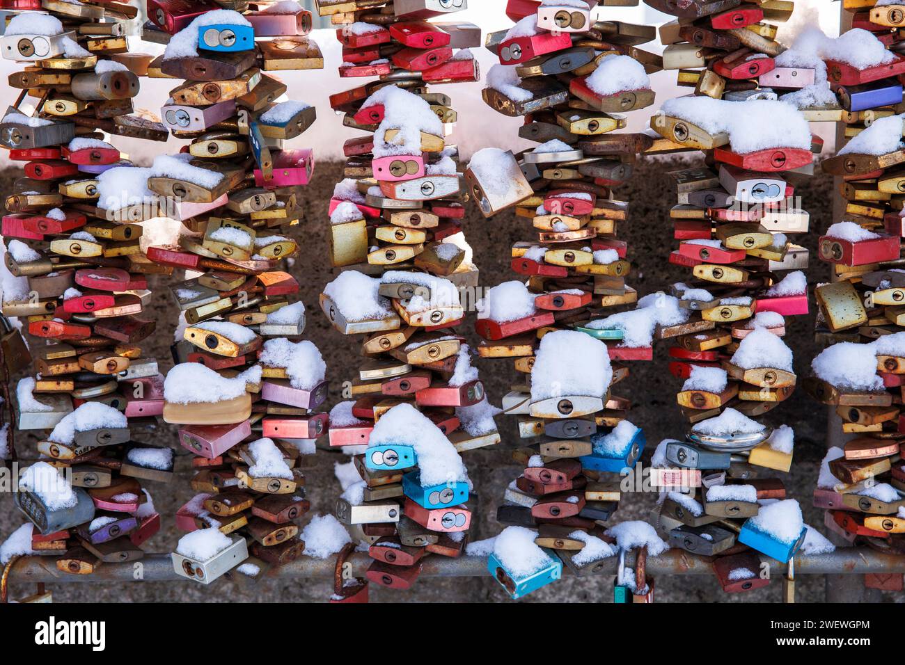 Cadenas d'amour enneigés sur le pont ferroviaire Hohenzollern sur le Rhin, Cologne, Allemagne. 18 janvier. 2024 schneebedeckte Liebesschloesser an Banque D'Images