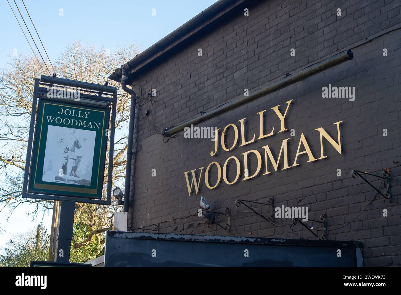 Littleworth Common, Royaume-Uni. 26 janvier 2024. Le pub Jolly Woodman à Littleworth Common, Buckinghamshire près de Burnham Beeches, a fermé ses portes pour de bon. Les tavernes mondiales ont décidé de vendre la propriété franche et les nouveaux propriétaires n'utiliseront pas le Jolly Woodman comme maison publique. On dit qu'il pourrait être utilisé comme une Maison de prière musulmane. Crédit : Maureen McLean/Alamy Live News Banque D'Images