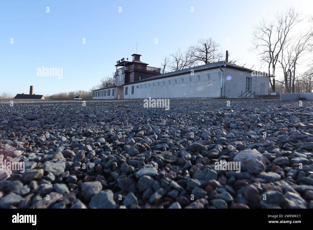 Weimar, Allemagne. 27 janvier 2024. La porte d'entrée de l'ancien camp de concentration de Buchenwald. En octobre 2005, les Nations Unies ont proclamé le 27 janvier Journée du souvenir de l'Holocauste. Le 27 janvier 1945, les soldats de l'Armée rouge libèrent les survivants du camp de concentration et d'extermination allemand d'Auschwitz en Pologne occupée. Crédit : Bodo Schackow/dpa/Alamy Live News Banque D'Images