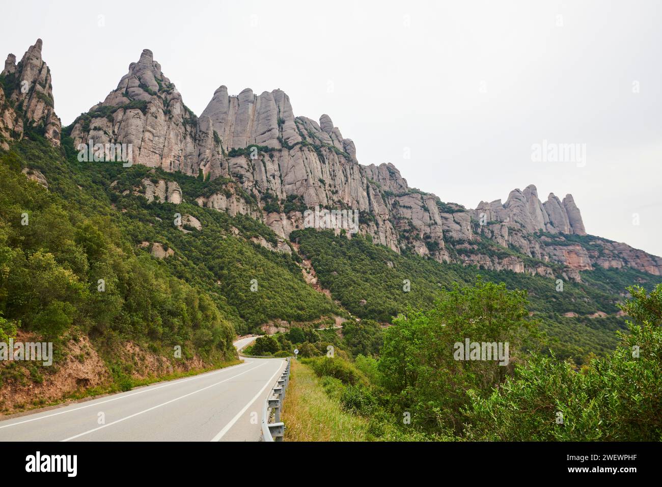 Montagne et rue à Montserrat près de Barcelone, Catalogne, Espagne Banque D'Images