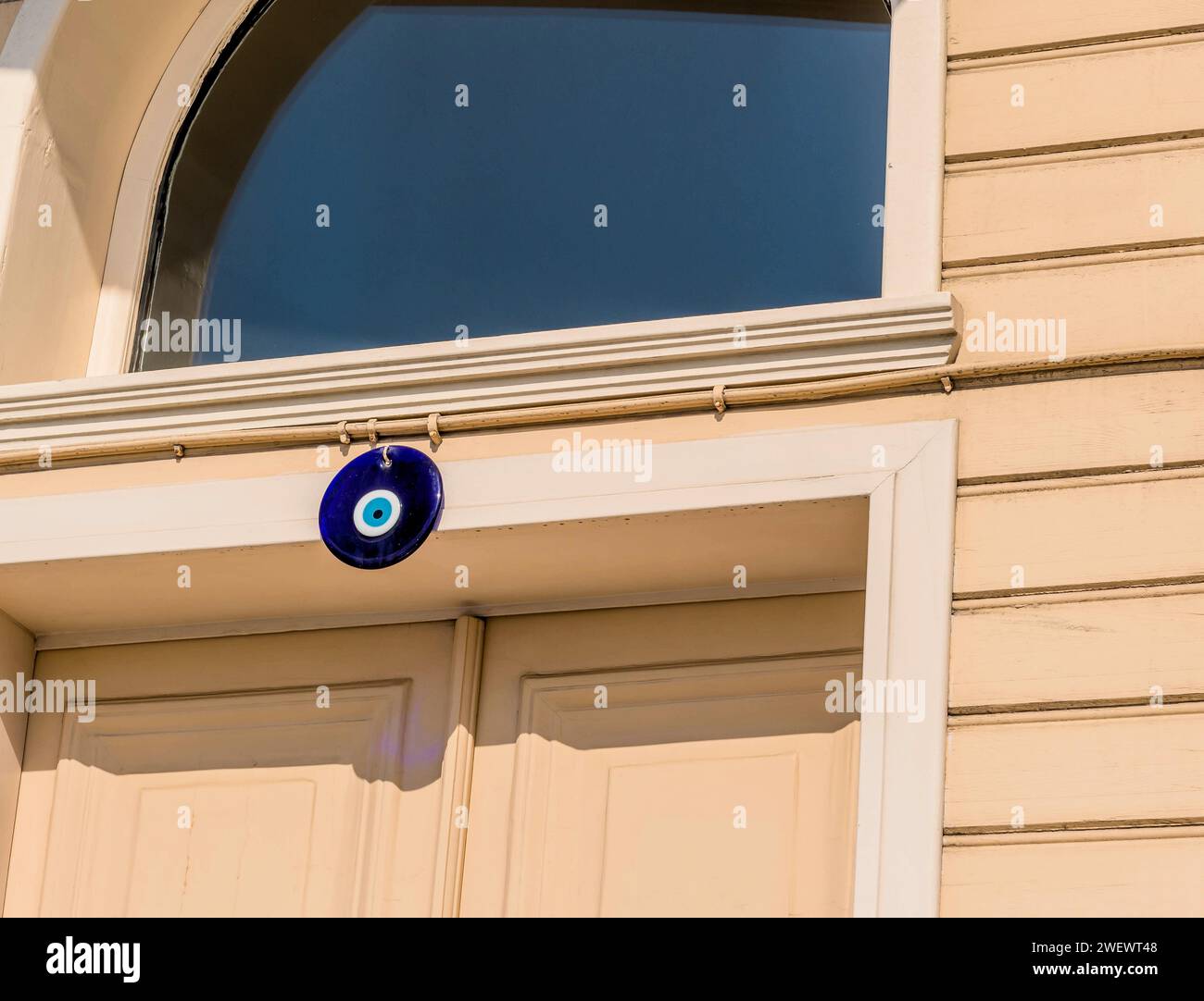 Turc méchant protection des yeux nazar médaillon sur le dessus de la porte à Istanbul, Tuerkiye Banque D'Images