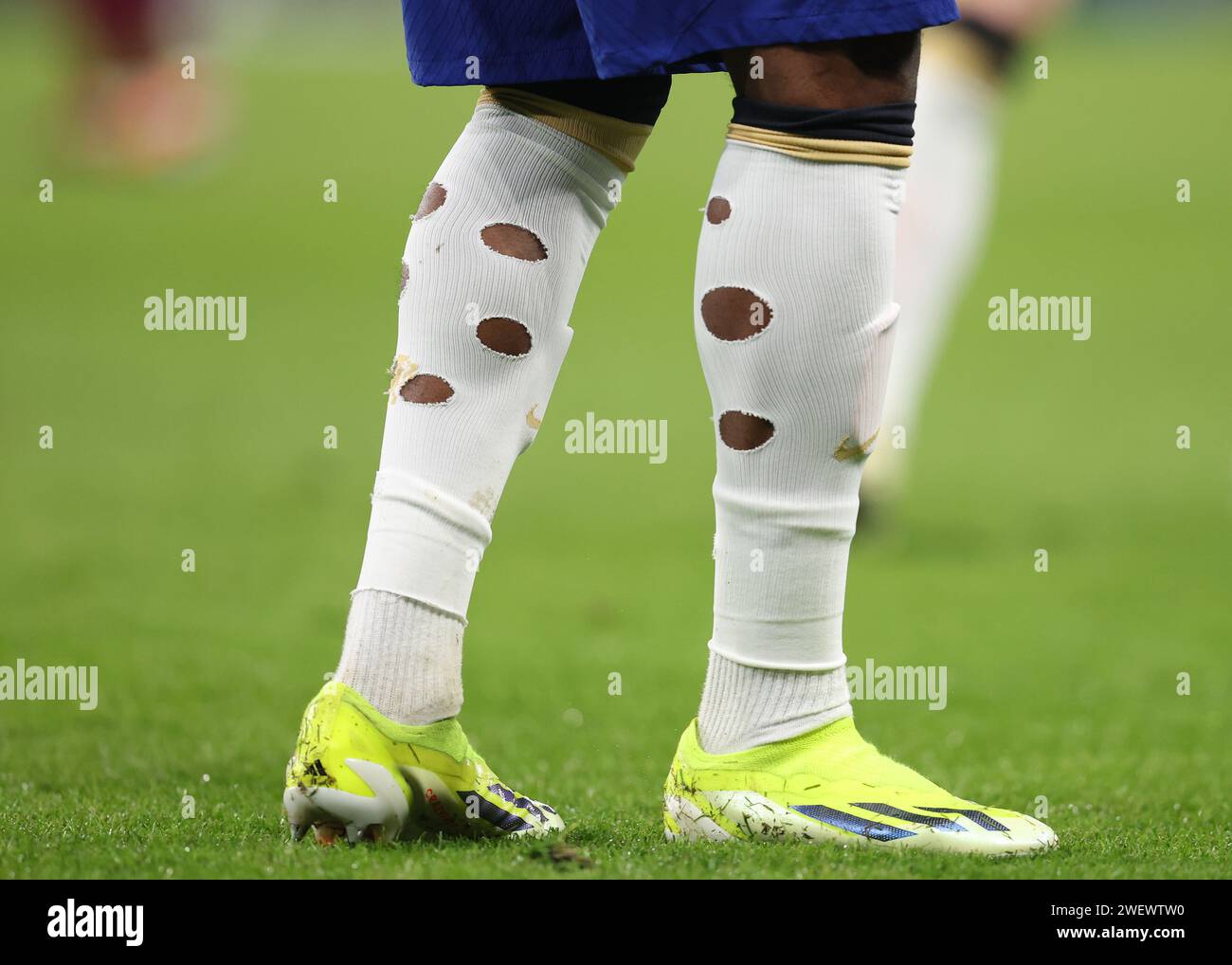 Londres, Royaume-Uni. 26 janvier 2024. Une vue des chaussettes de Noni Madueke de Chelsea qui ont des trous découpés pendant le match de la FA Cup à Stamford Bridge, Londres. Le crédit photo devrait se lire : Paul Terry/Sportimage crédit : Sportimage Ltd/Alamy Live News Banque D'Images