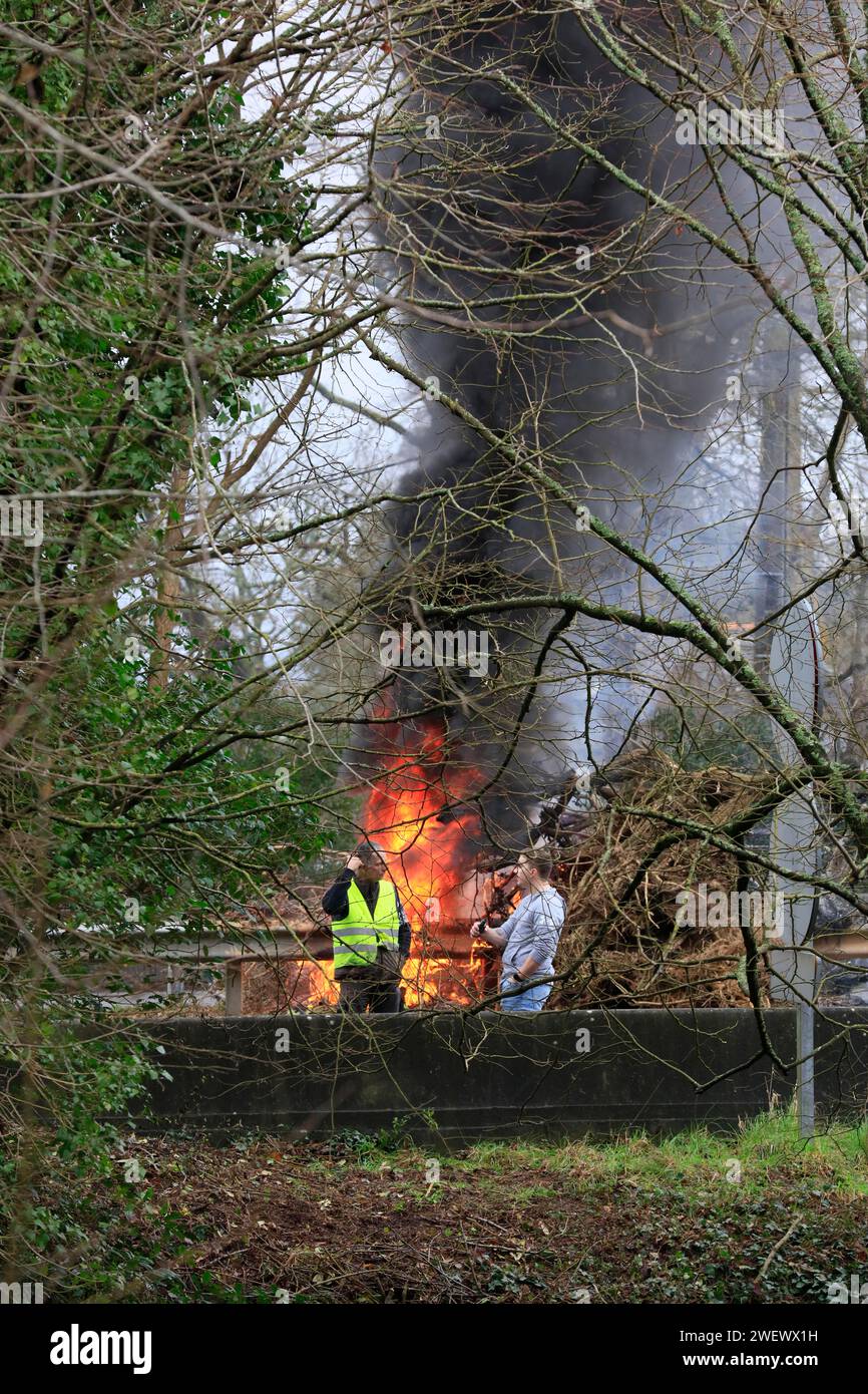 Agriculteurs avec tracteurs, artisans avec camionnettes et camionneurs bloquent le pont fermé Pont de l'iroise entre Brest et Plougastel-Daoulas et brûlent ca Banque D'Images