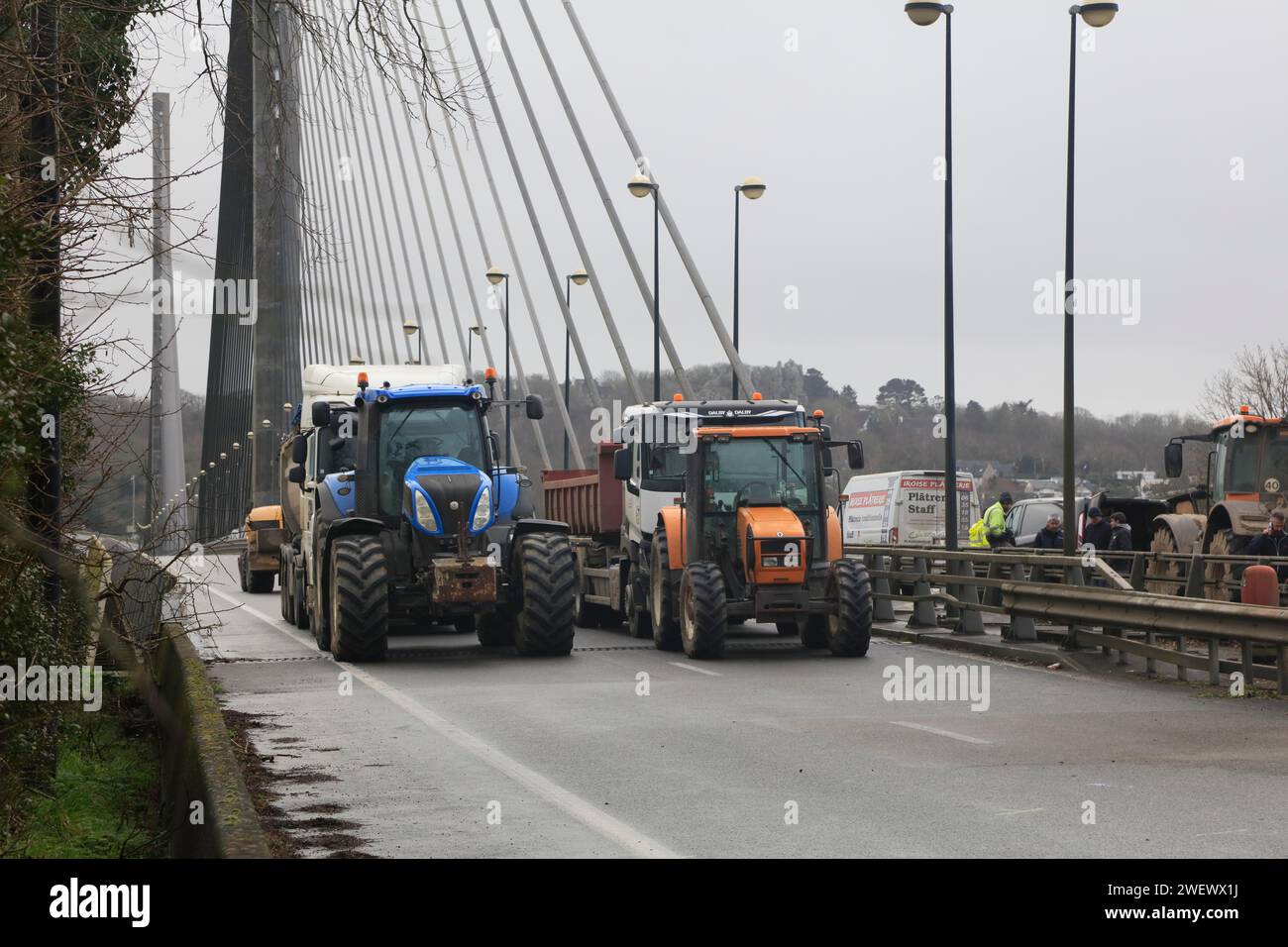 Des agriculteurs avec des tracteurs, des artisans avec des camionnettes et des camionneurs bloquent le pont fermé Pont de l'iroise entre Brest et Plougastel-Daoulas et brûlent Banque D'Images