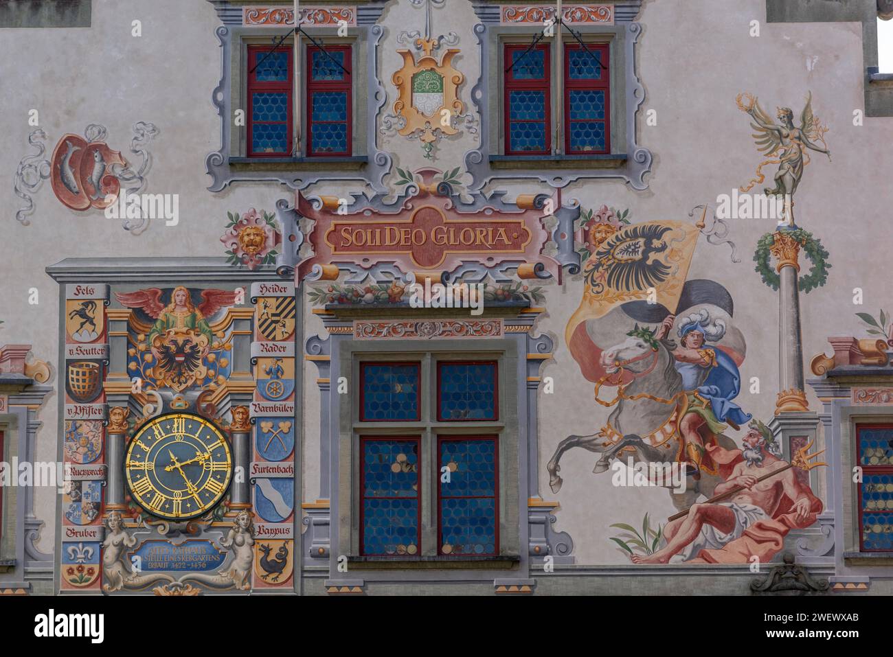 Lindau sur le lac de Constance, ancien hôtel de ville, peinture murale, horloge, cavalier, inscription, armoiries de famille, Bavière, Allemagne Banque D'Images