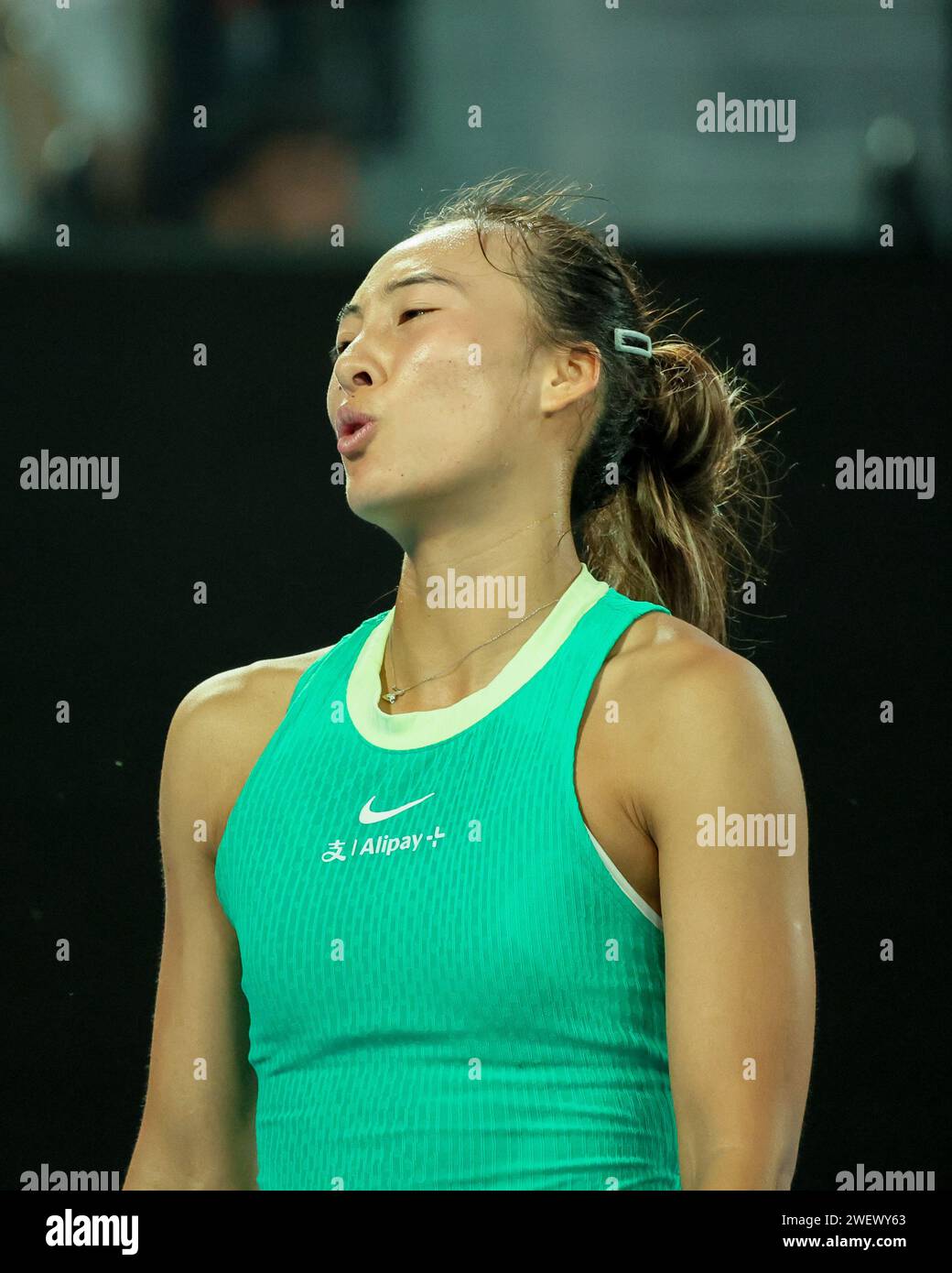 Melbourne, Australie. 27 janvier 2024. La 12e SEED QINWEN ZHENG de Chine en action contre la 2e SEED ARYNA SABALENKA de Biélorussie à Rod laver Arena dans le match de finale des singles féminins le jour 14 de l'Open d'Australie 2024 à Melbourne, en Australie. Sydney Low/Cal Sport Media/Alamy Live News Banque D'Images