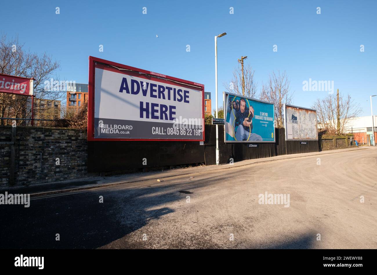Panneaux publicitaires juste à côté de Redstone Hill et de la gare de Redhill. Banque D'Images