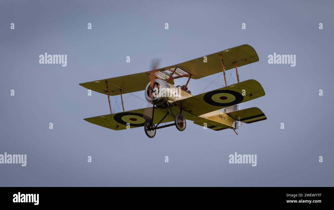 Old Warden, Royaume-Uni - 2 octobre 2022 : Vintage Sopwith Pup biplan en vol à basse altitude au-dessus de l'aérodrome. Gros plan Banque D'Images