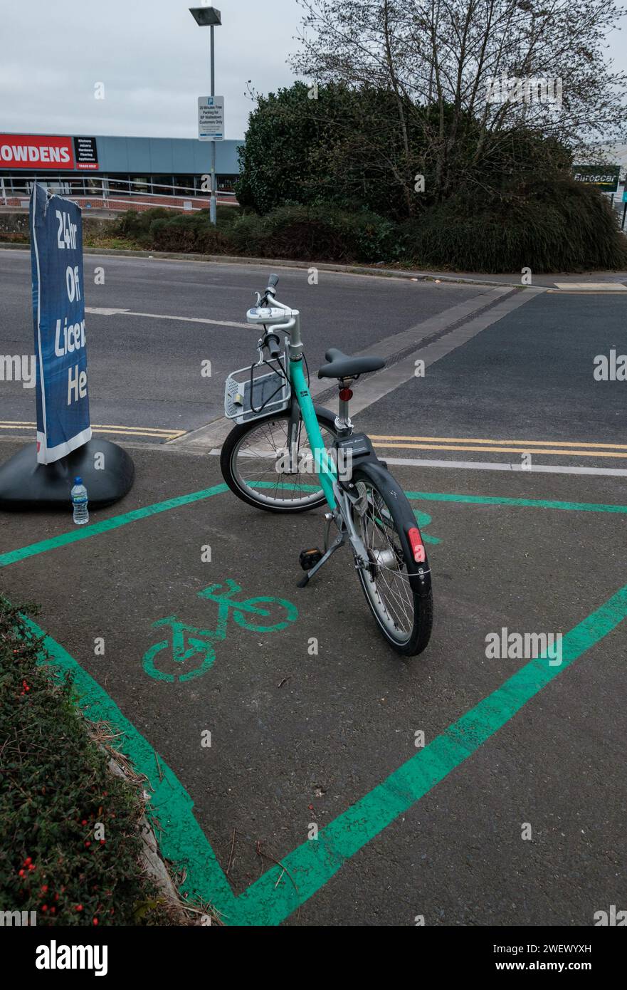 Un vélo électrique Beryl garé dans la baie marquée de Wallisdown Road Bournemouth Angleterre. Programme de transport vert à Bournemouth Dorset. Banque D'Images