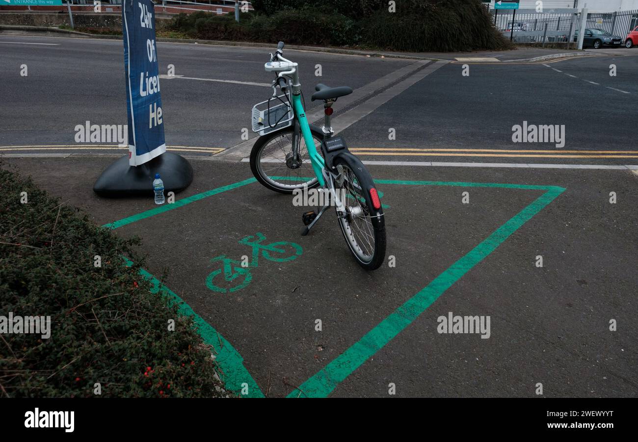 Un vélo électrique Beryl garé dans la baie marquée de Wallisdown Road Bournemouth Angleterre. Programme de transport vert à Bournemouth Dorset. Banque D'Images