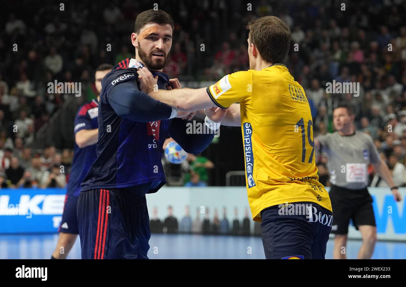 Ludovic Fabregas, de France, et Felix Claar, de Suède, lors du match de handball de l'EHF Euro 2024, demi-finales masculin entre la France et la Suède, le 26 janvier 2024 au Lanxess-Arena de Cologne, en Allemagne Banque D'Images