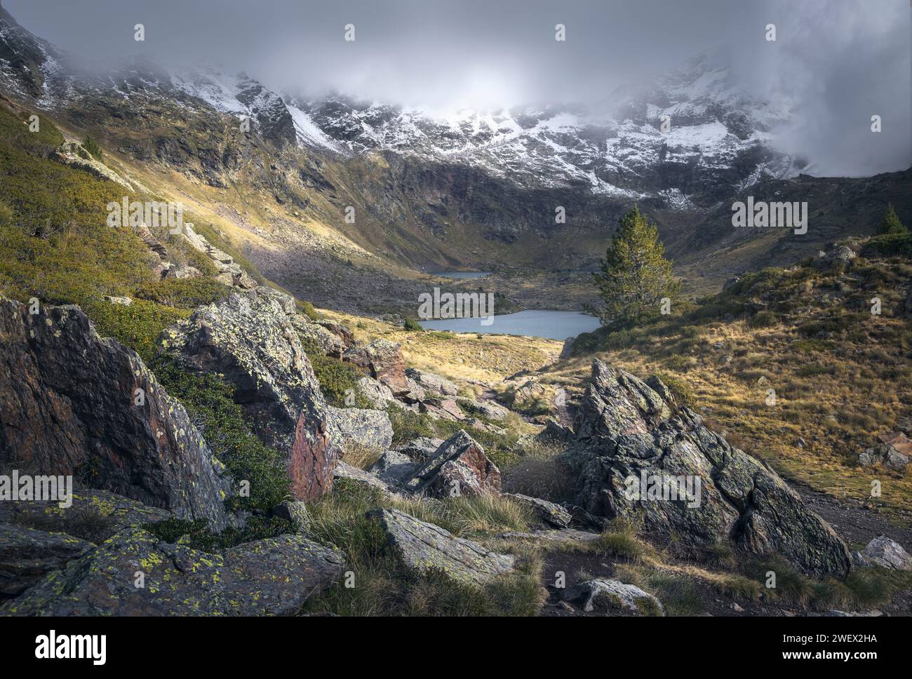 Sérénité mystique : les lacs de Tristaina embrassés par la brume en Andorre Banque D'Images