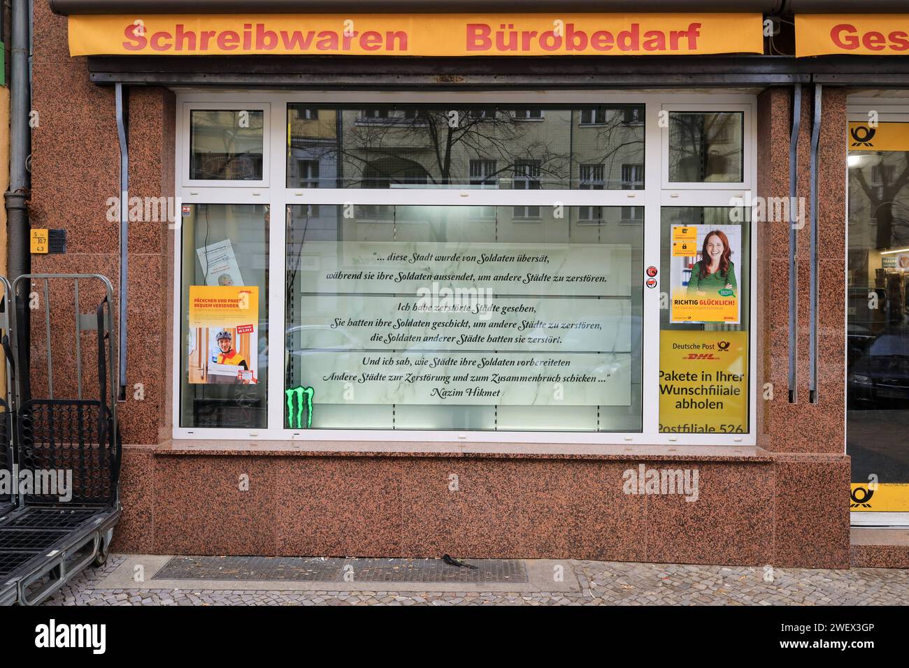 Nazim Hikmet-Gedicht gegen den Krieg in einem Schreibwarenladen und DHL-filiale à Berlin-Schöneberg, 27.1.2024 *** Nazim Hikmet poème contre la guerre dans une papeterie et une succursale DHL à Berlin Schöneberg, 27 1 2024 Banque D'Images