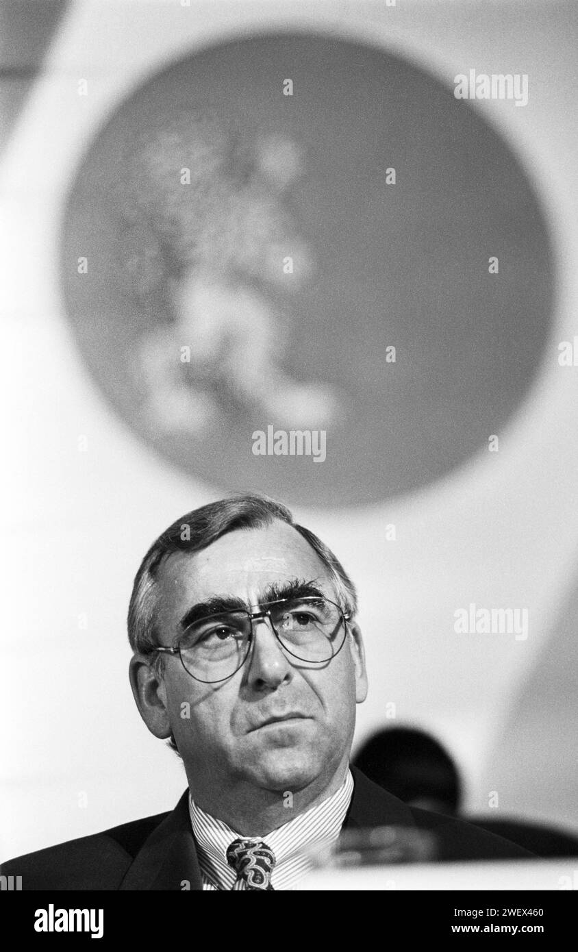 Deutschland, Muenchen, 08.10.1993 Archiv. : 42-66-16 CSU-Parteitag photo : Theo Waigel, CSU-Vorsitzender CSU-Parteitag *** Allemagne, Munich, 08 10 1993 Archives 42 66 16 Congrès du Parti CSU photo Theo Waigel, Président du Congrès du Parti CSU Banque D'Images