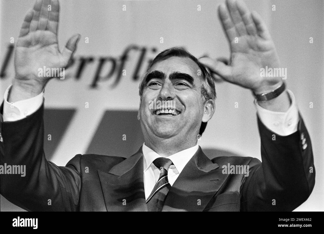 Deutschland, Muenchen, 08.10.1993 Archiv. : 42-69-03 CSU-Parteitag photo : Theo Waigel, CSU-Vorsitzender CSU-Parteitag *** Allemagne, Munich, 08 10 1993 Archives 42 69 03 Congrès du Parti CSU photo Theo Waigel, Président du Congrès du Parti CSU Banque D'Images