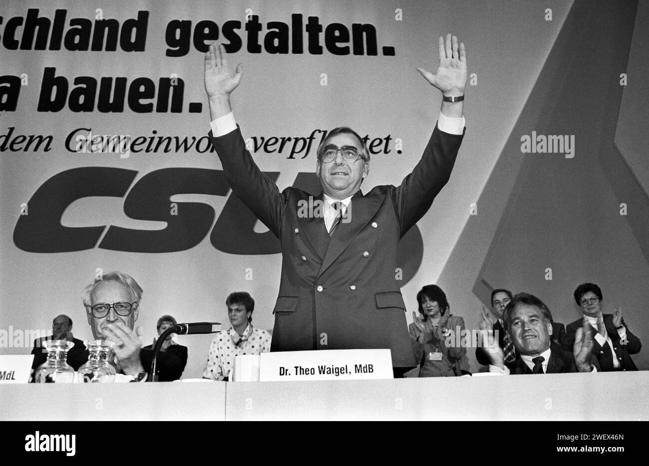 Deutschland, Muenchen, 08.10.1993 Archiv. : 42-70-06 CSU-Parteitag photo : Theo Waigel, CSU-Vorsitzender CSU-Parteitag *** Allemagne, Munich, 08 10 1993 Archives 42 70 06 Congrès du Parti CSU photo Theo Waigel, Président du Congrès du Parti CSU Banque D'Images