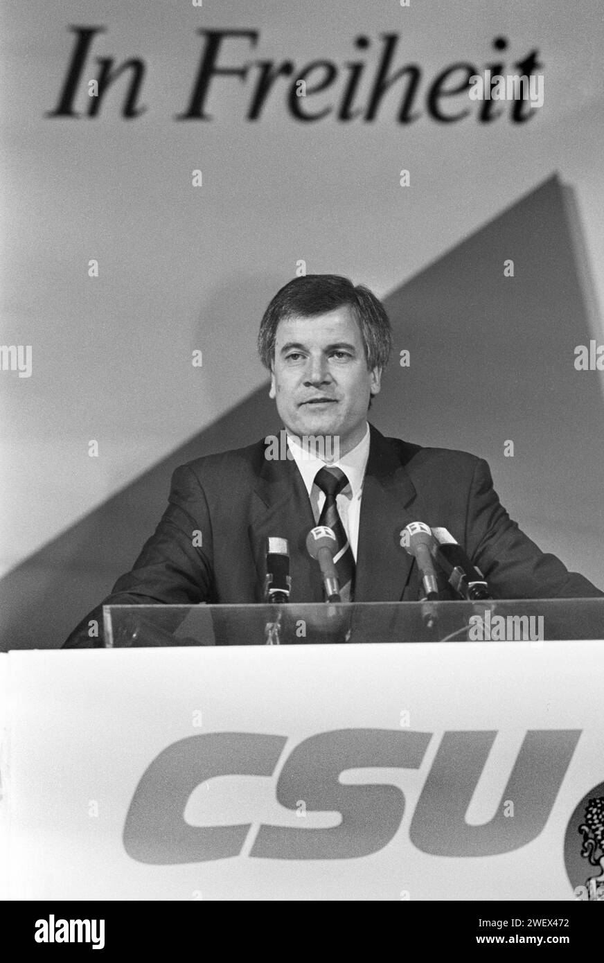 Deutschland, Muenchen, 08.10.1993 Archiv. : 42-64-06 CSU-Parteitag Foto : Horst Seehofer BEI Rede CSU-Parteitag *** Allemagne, Munich, 08 10 1993 Archive 42 64 06 CSU Party Conference photo Horst Seehofer during speech CSU Party Conference Banque D'Images