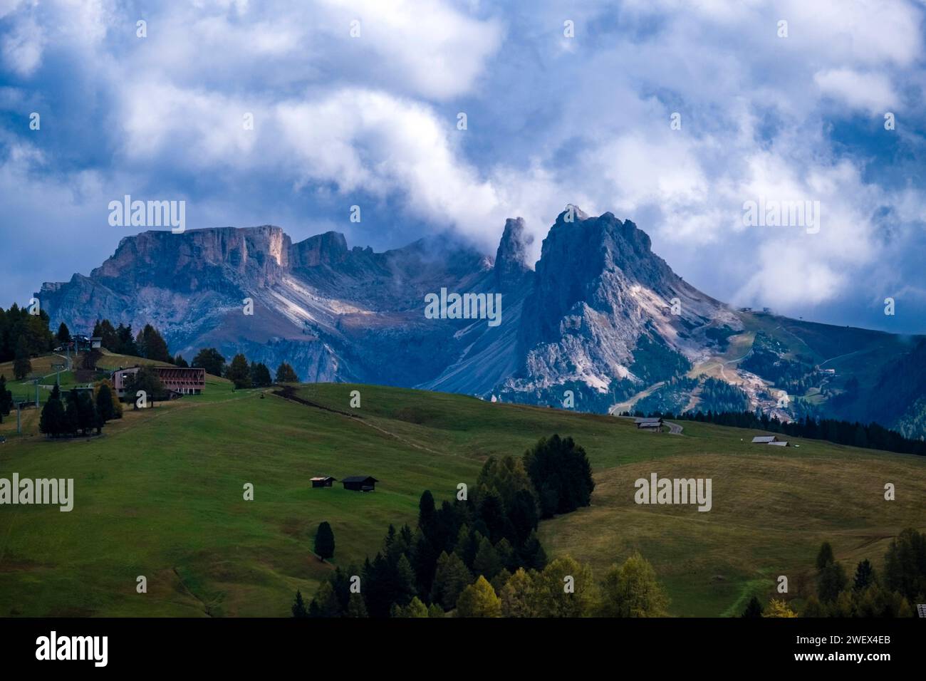 Les sommets du Sass di Campaccio à gauche et de la Grande CIR au milieu nord du col Passo Gardena, vu de Seiser Alm, Alpe di Siusi. Kastelruth Trentino- Banque D'Images