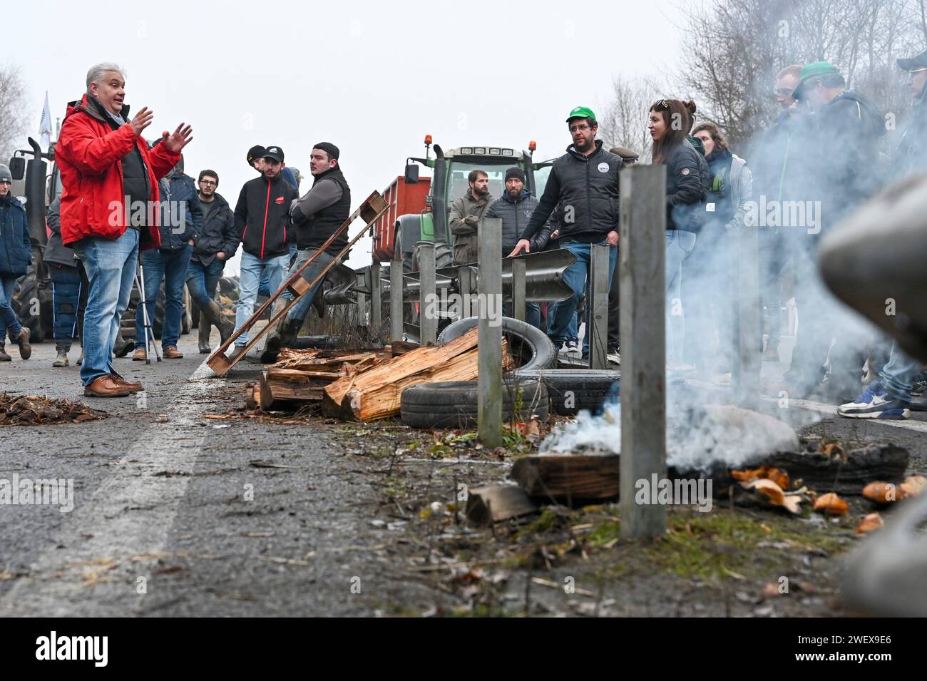 France. 26 janvier 2024. © PHOTOPQR/POPULAIRE DU centre/stephane Lefèvre ; ; 26/01/2024 ; manifestation agriculteurs/blocage autoroute A 20/agriculture/Limoges/le 26/01/24/PHOTO Stéphane LEFEVRE - manifestation paysanne française, autoroute à grande vitesse A20 France 27 janvier 2024 crédit : MAXPPP/Alamy Live News Banque D'Images