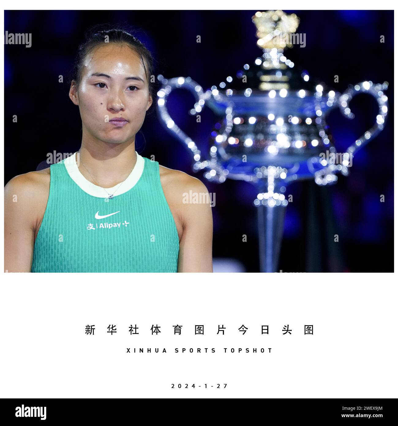 Pékin, Australie. 27 janvier 2024. Zheng Qinwen, de Chine, réagit lors de la cérémonie de remise des prix pour la finale du tournoi de tennis féminin de l'Open d'Australie à Melbourne, en Australie, le 27 janvier 2024. Crédit : Wang Shen/Xinhua/Alamy Live News Banque D'Images