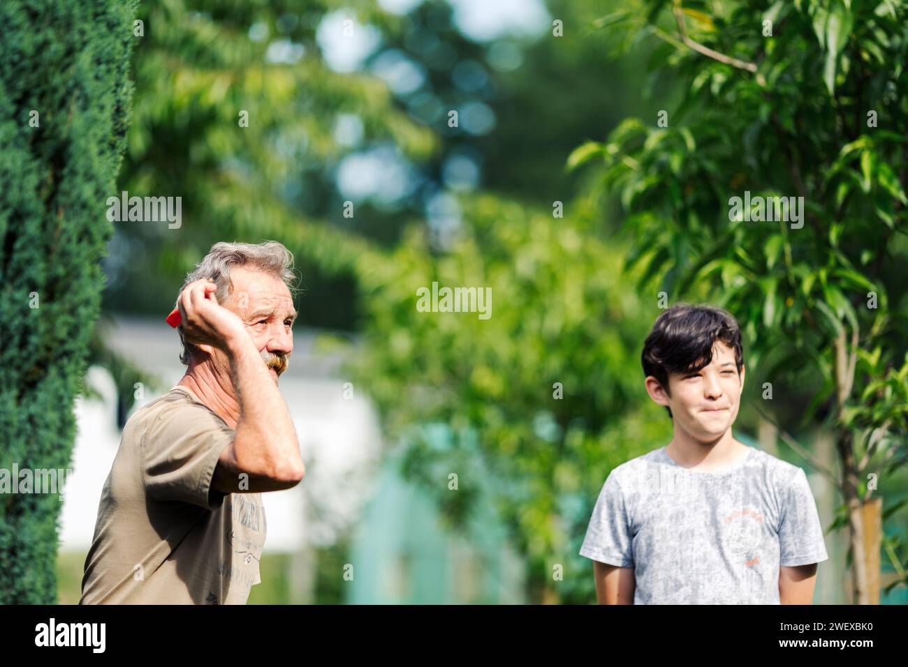 Homme jouant à un jeu de fléchettes. Il a besoin de concentration et de perfection pour gagner Banque D'Images