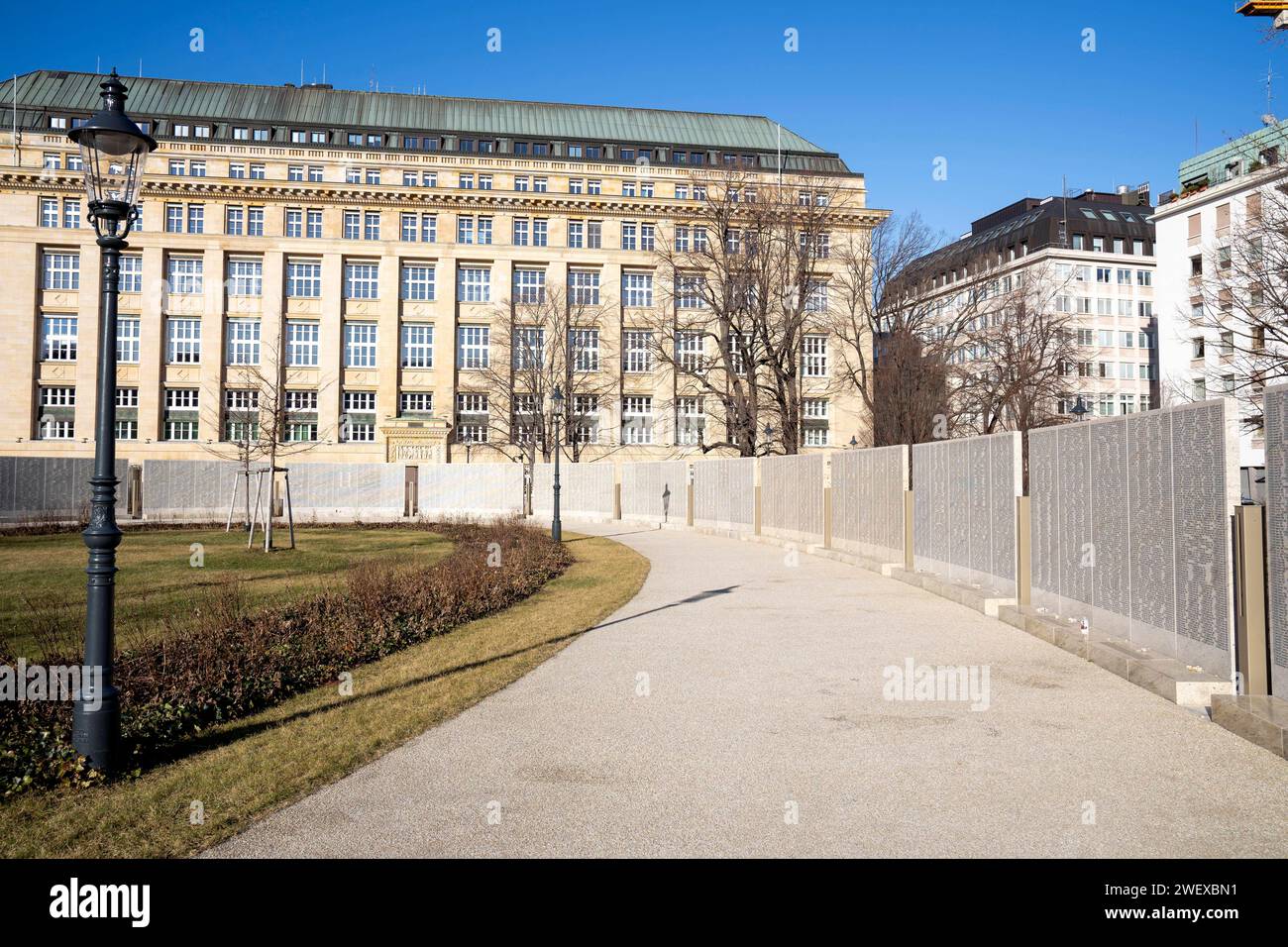 Wien, ï½sterreich. 27. Jänner 2024. Namensmauer im Ostarrichipark am Tag des Gedenkens an die Opfer des Nationalsozialismus. *** Vienne, ï½Austria 27 janvier 2024 mur des noms à Ostarrichipark à l'occasion de la Journée de commémoration des victimes du national-socialisme Banque D'Images