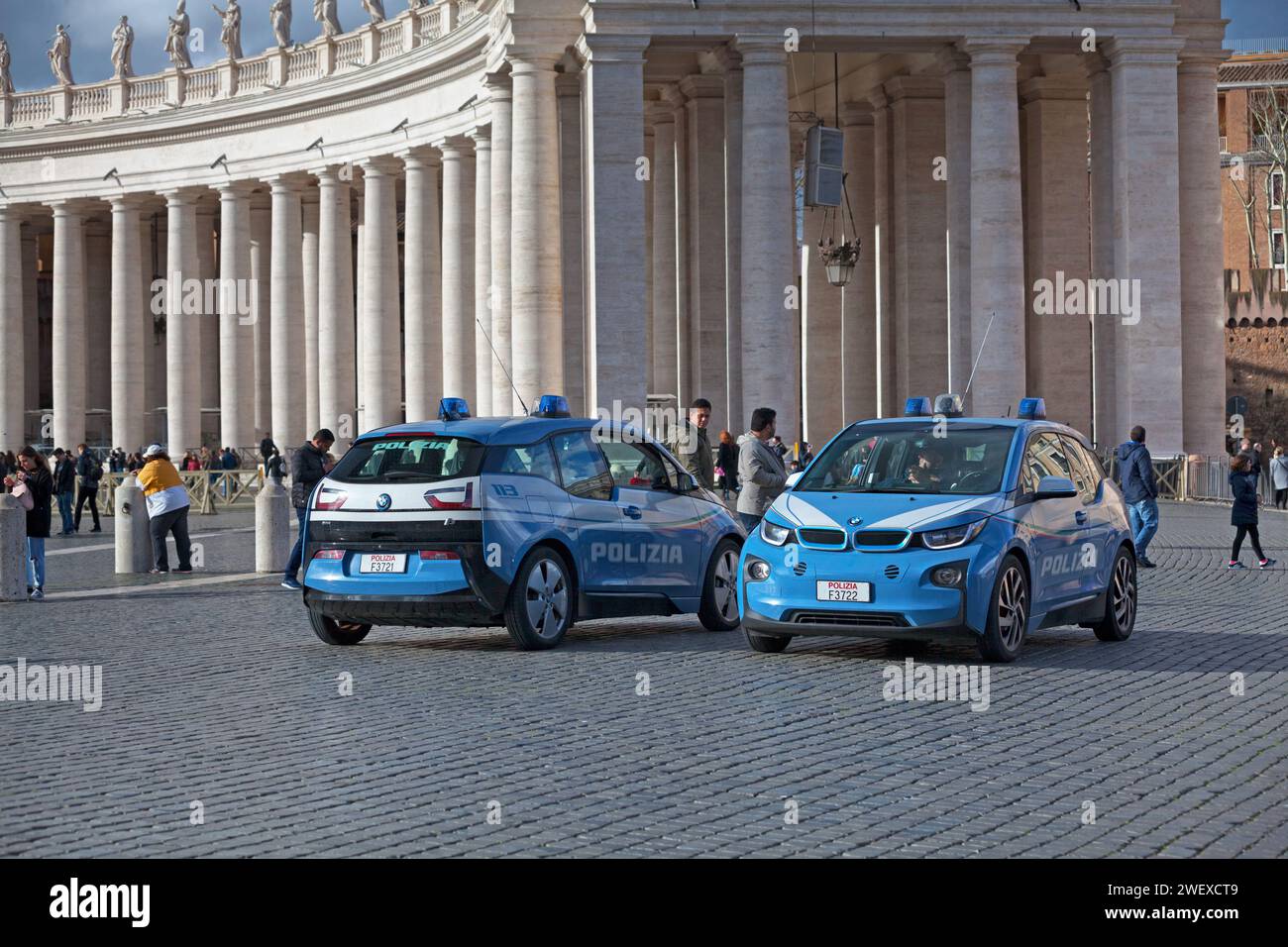 Piazza Papa Pio XII, Cité du Vatican, mars 18 2018 : deux voitures de police garées sur la Piazza Papa Pio XII Banque D'Images