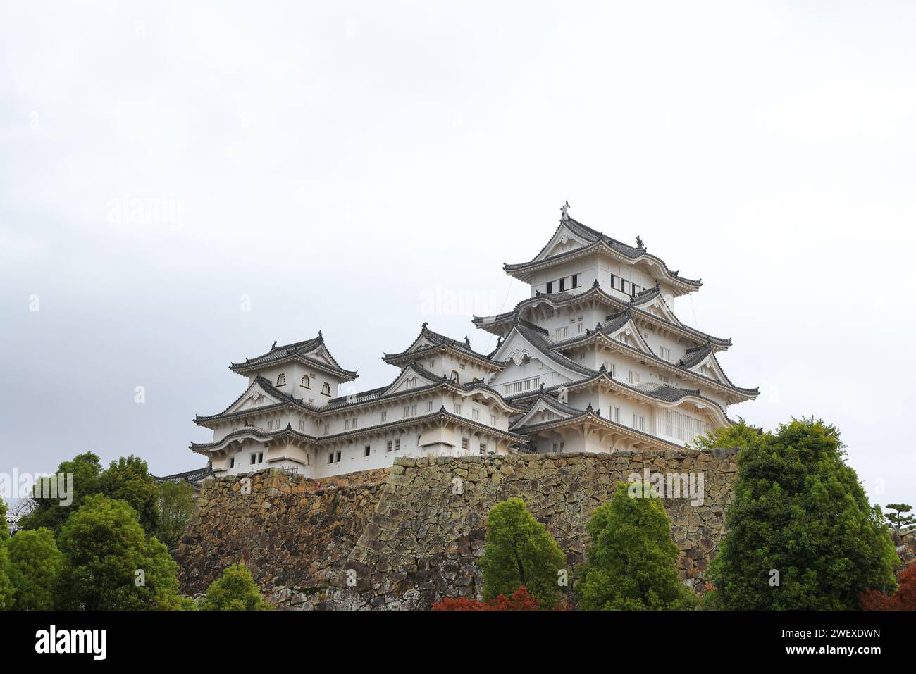 Château Himeji avec ciel bleu d'automne blanc nuage, cadre l'une des meilleures destinations du japon pour voyager, Hyogo Japon. Banque D'Images