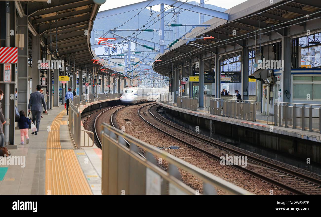 Le train SHINKANSEN s'est approché du quai pour prendre des passagers à la gare de Kokura. Banque D'Images