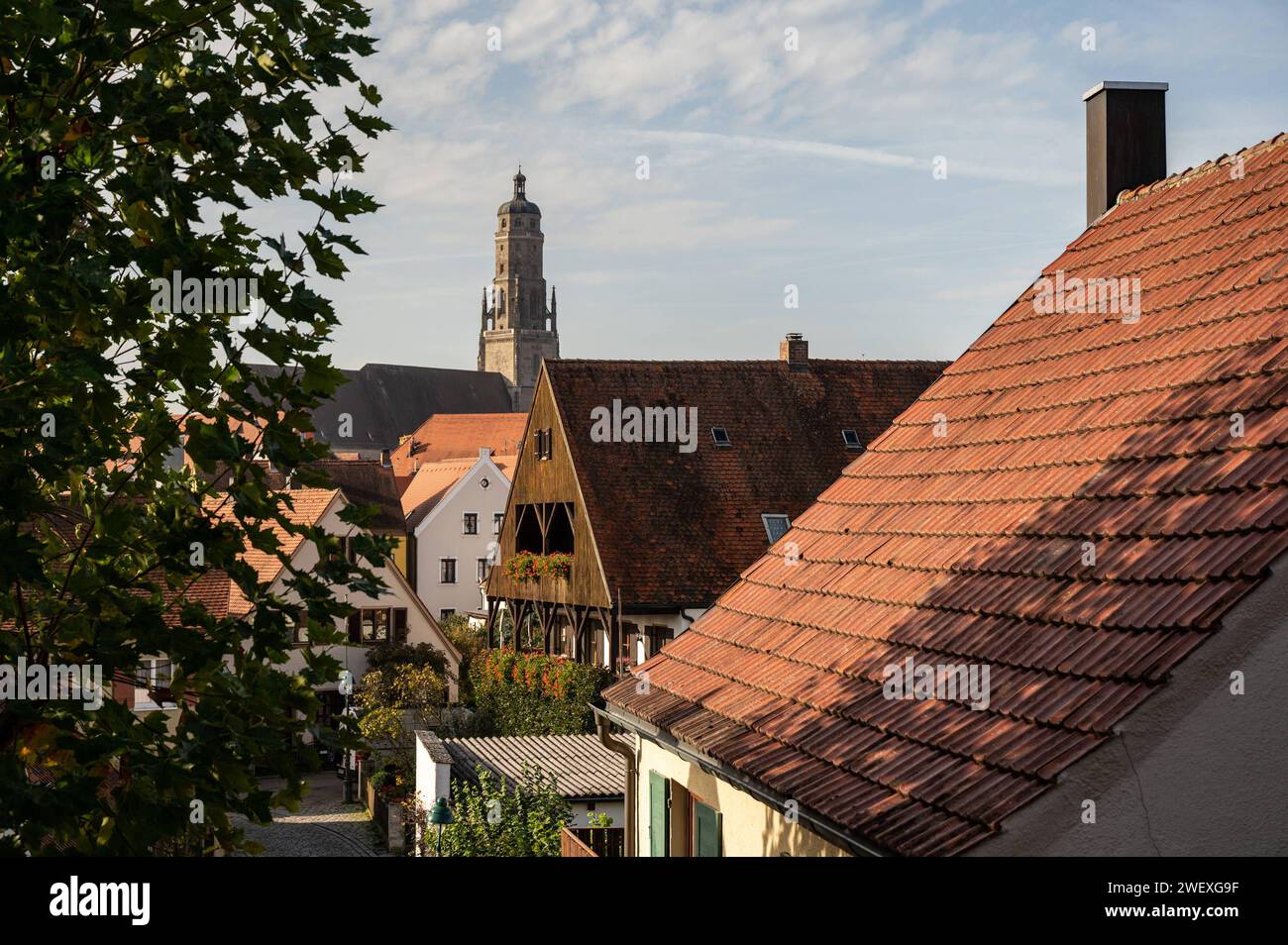 Nördlingen Nördlingen ist eine Stadt en Bayern. Die Altstadt ist von einer gut erhaltenen mittelalterlichen Stadtmauer mit Türmen und überdachtem Wehrgang umgeben. DAS Zentrum der Altstadt bildet der imposante Bau der gotischen St.-Georgskirche mit ihrem Turm, genannt Daniel. Von der Turmspitze chapeau homme einen Panoramablick über die Stadt. DAS Rathaus mit Giebeldach und Türmchen gehört zu einem ensemble mittelalterlicher Gebäude und Fachwerkhäuser rund UM den Marktplatz. Nördlingen Bayern Deutschland *** Nördlingen Nördlingen est une ville de Bavière la vieille ville est entourée d'un moi bien préservé Banque D'Images