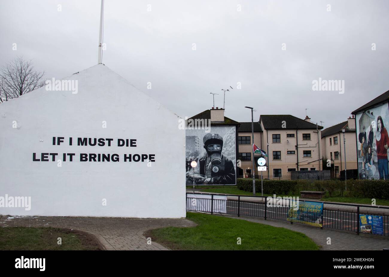 Hommage au poète palestinien Reefat Alareer au Free Derry Wall de Derry Banque D'Images