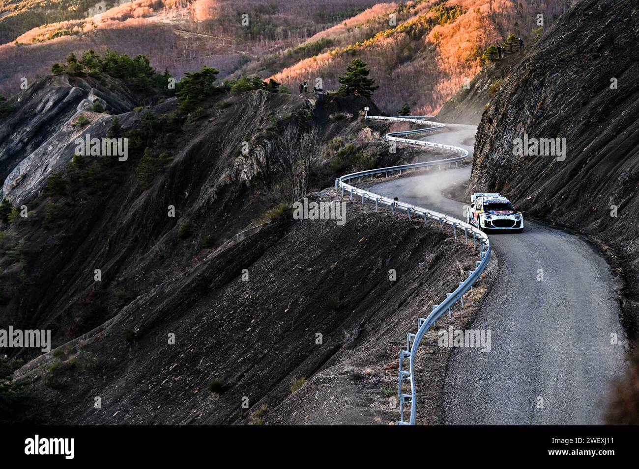 Gap, Principauté de Monaco. 27 janvier 2024. Ils affrontent deux de course, lors du Championnat du monde FIA des rallyes WRC Rallye automobile Monte-Carlo 2024 27 janvier Gap, France crédit : Agence de photo indépendante/Alamy Live News Banque D'Images