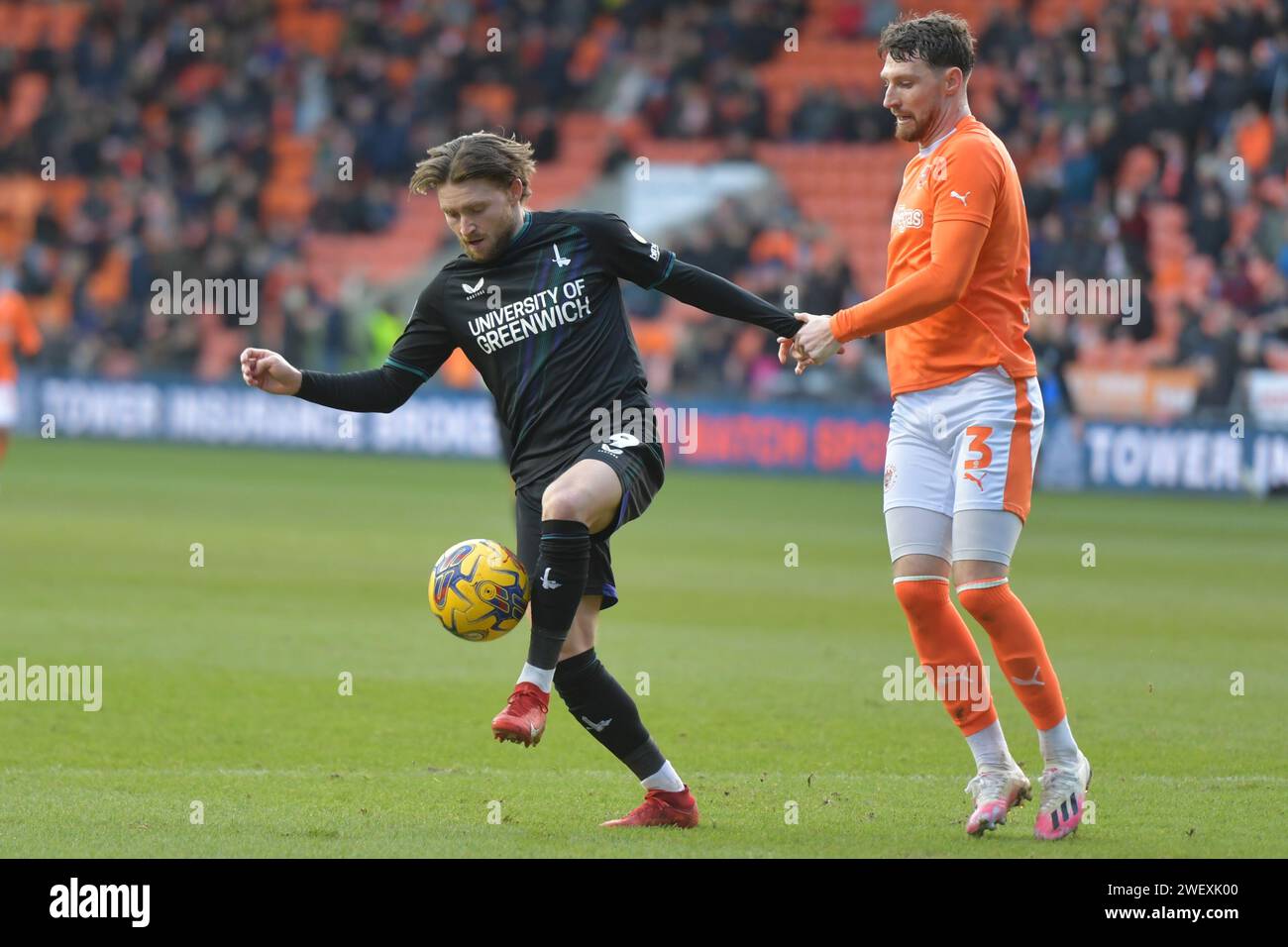 Blackpool, Angleterre. 27 janvier 2024. Alfie May de Charlton Athletic retient James Husband de Blackpool FC lors du match Sky Bet EFL League One entre Blackpool FC et Charlton Athletic. Kyle Andrews/Alamy Live News Banque D'Images