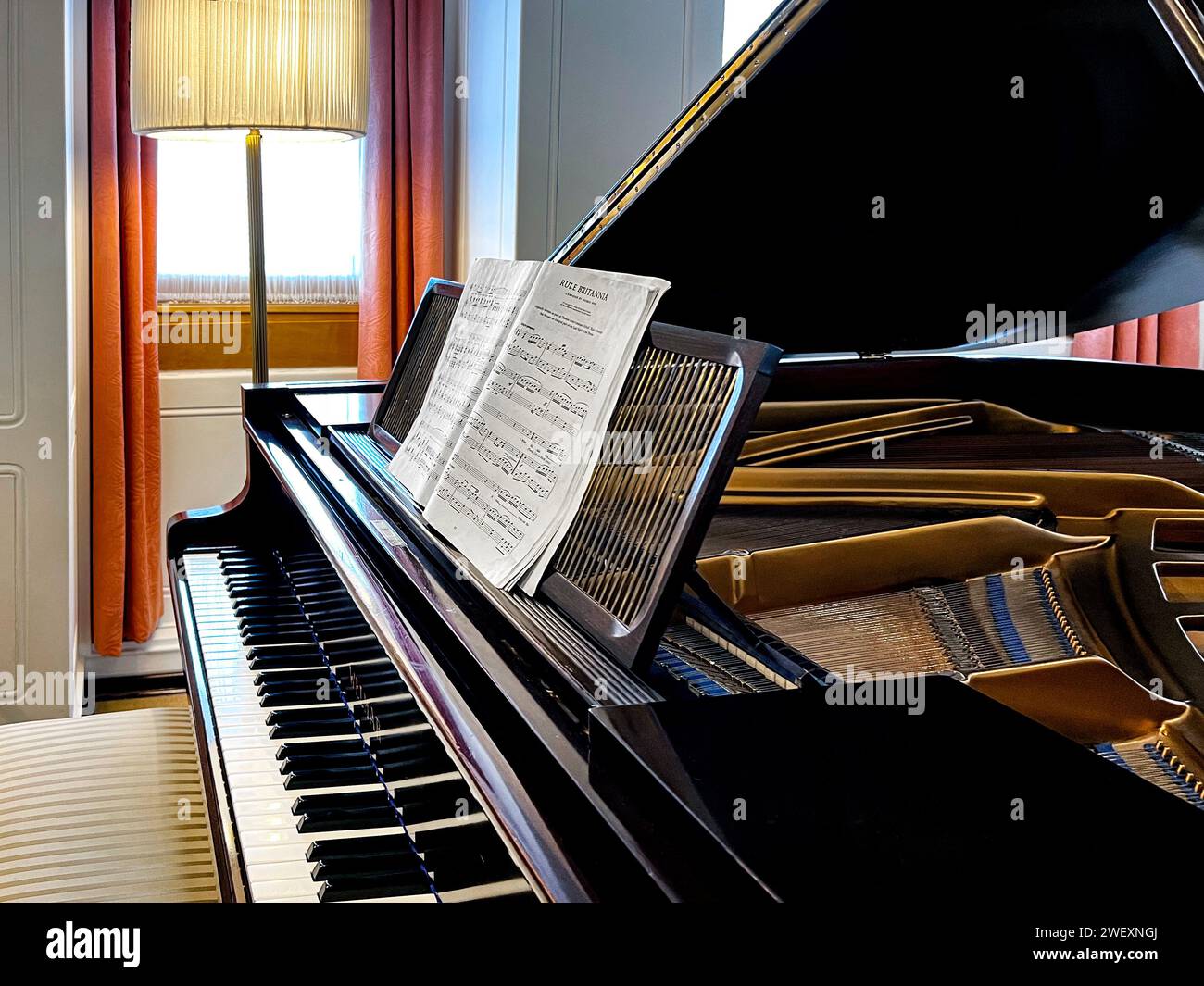 Règle Britannia Sheetmusic repose sur Un piano Wlmar dans la salle de dessin sur le yacht Britannia de sa Majesté Banque D'Images